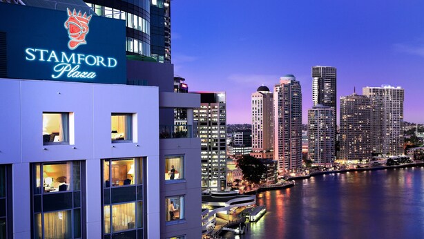 Ein Hochhotel mit Blick auf die Skyline der Stadt und einen Fluss.