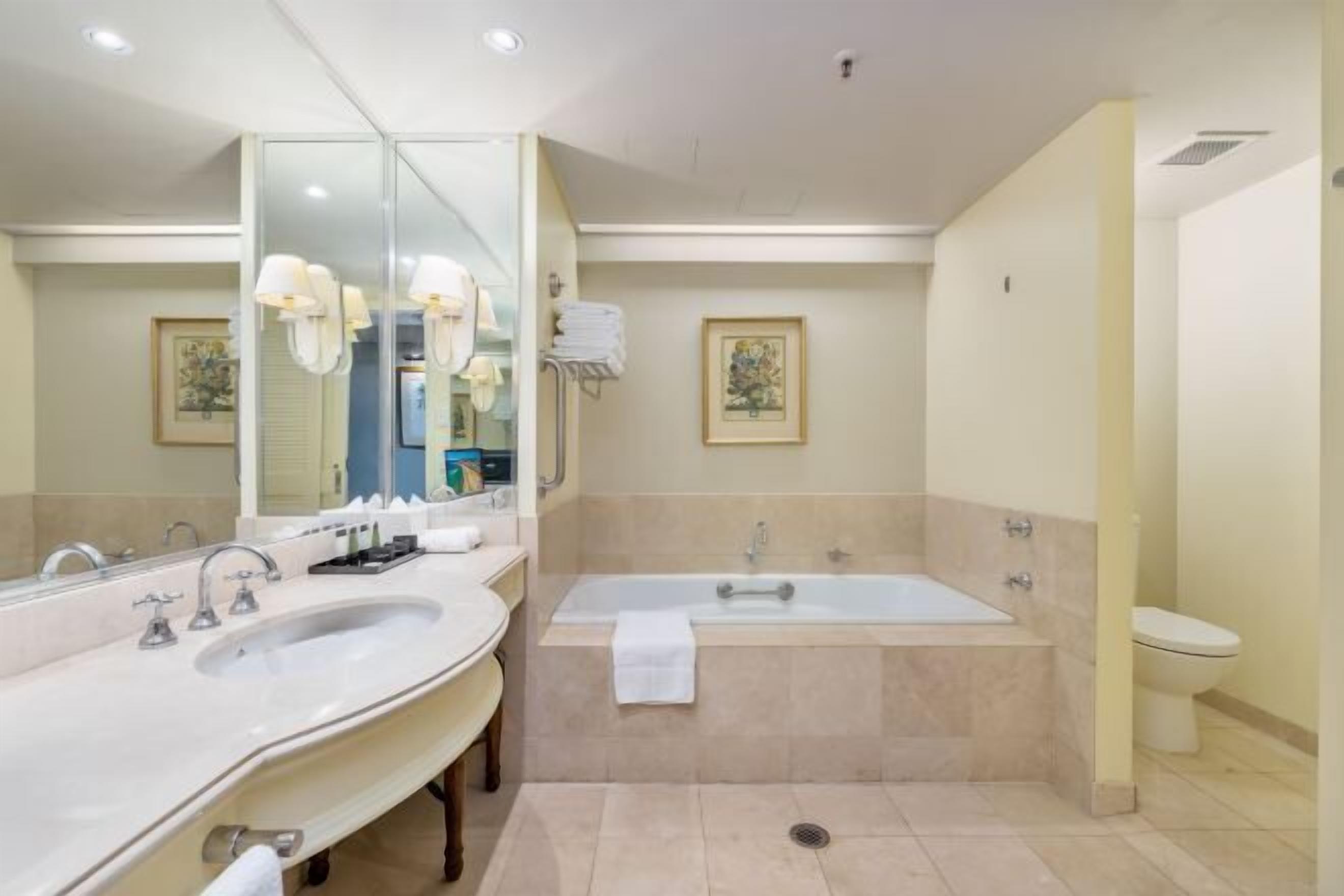 Badezimmer | Designer-Toilettenartikel, Haartrockner, Hausschuhe, Handtücher