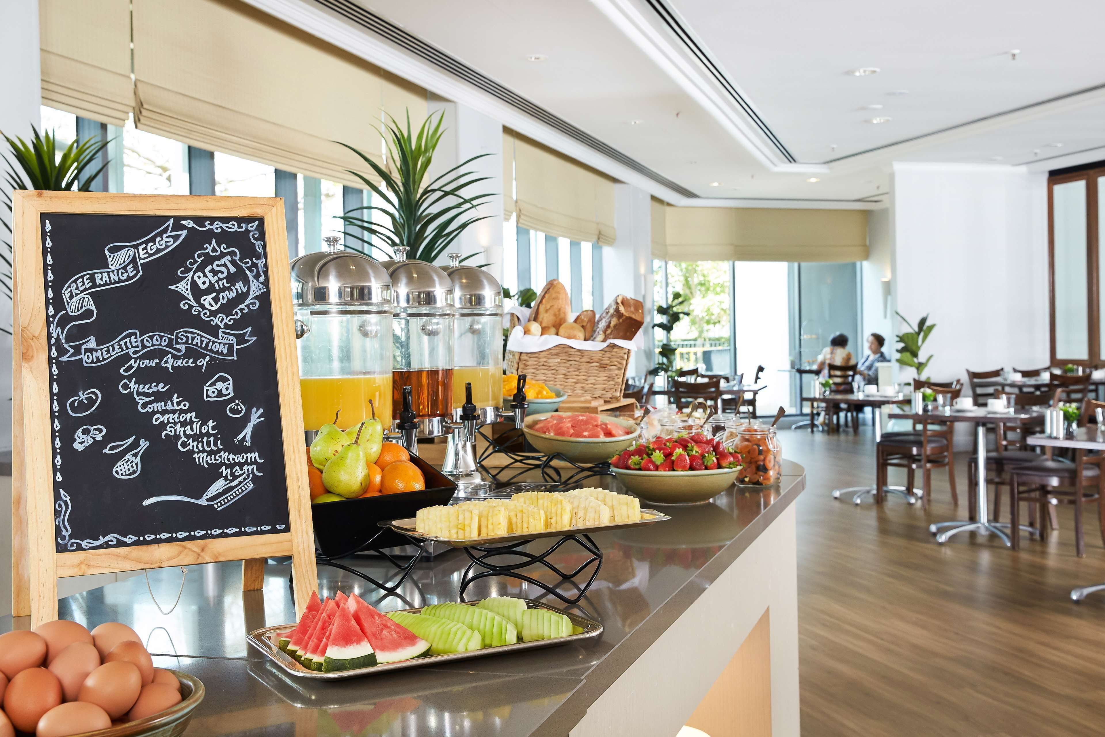 3 restaurants; breakfast, lunch and dinner served 