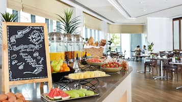 3 restaurants; breakfast, lunch and dinner served