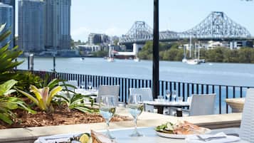 3 restaurants; breakfast, lunch and dinner served