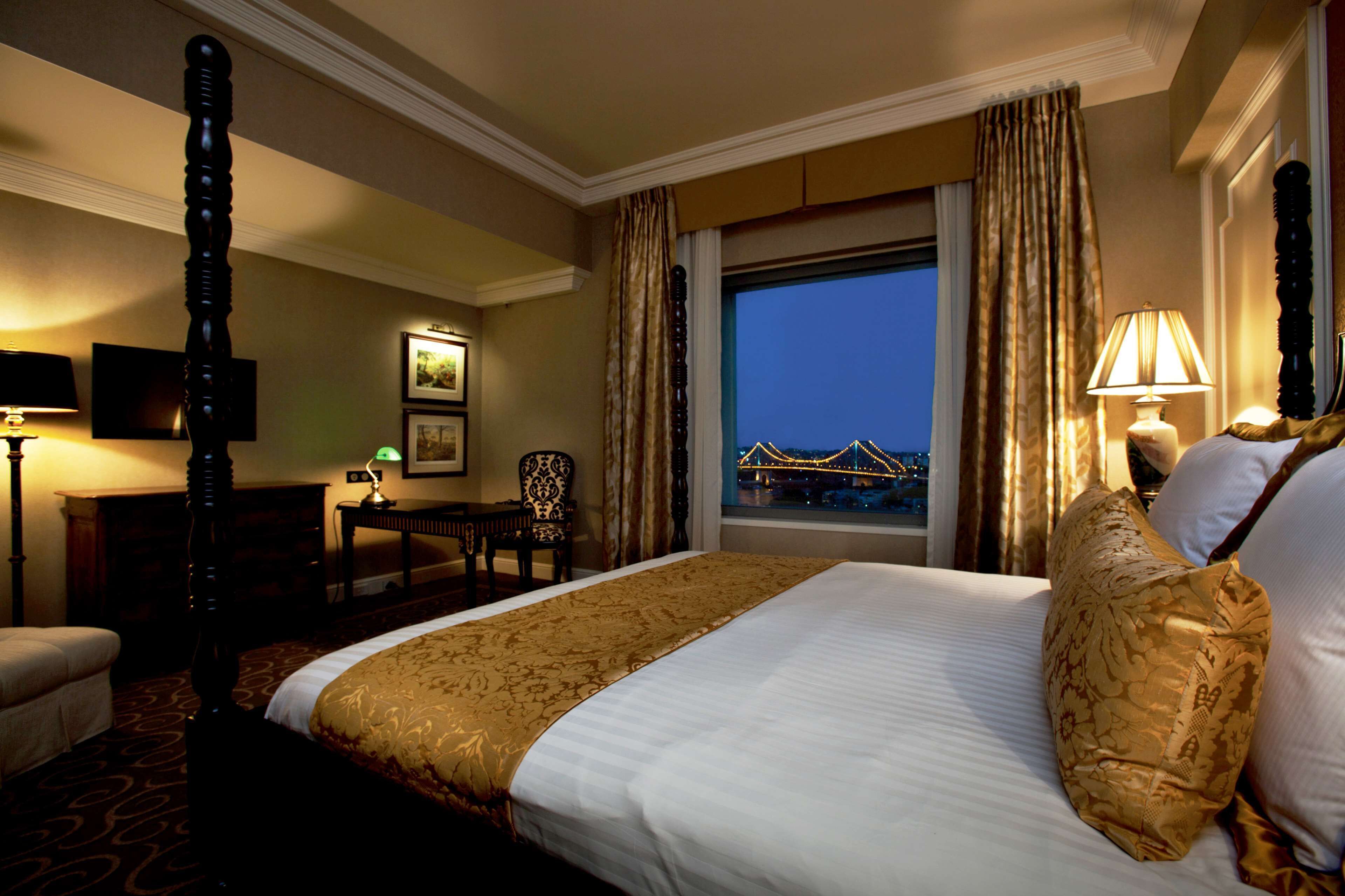 Caja de seguridad en la habitación y escritorio 