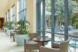 Coin salon dans le hall