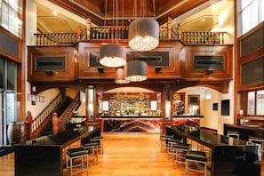 Serves lunch, dinner, and happy hour