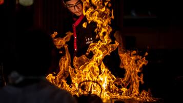 Eine Person führt eine Feuer-Akrobatik mit Flammen auf.