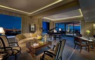 Suite presidencial, 1 cama de matrimonio grande, vistas al río, planta ejecutiva (Stamford Suite) | Caja fuerte, escritorio, sistema de insonorización