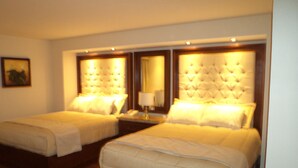 Room - Santa Rosa Suites (Monterrey)