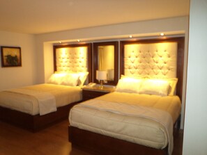 ミニバー、セーフティボックス (室内)、アイロン / アイロン台、WiFi (無料)