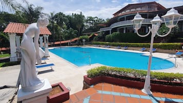 Una piscina al aire libre