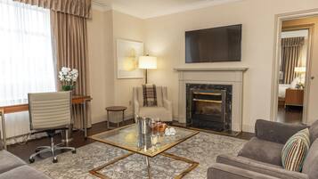 Premium-Suite, Parkblick | Wohnbereich | 46-Zoll-LED-Fernseher mit Kabelempfang, Fernseher, Pay-TV