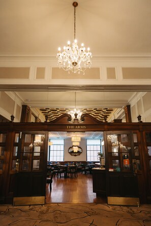 朝食、ランチ、ディナーに営業 (ガーデン ビュー)