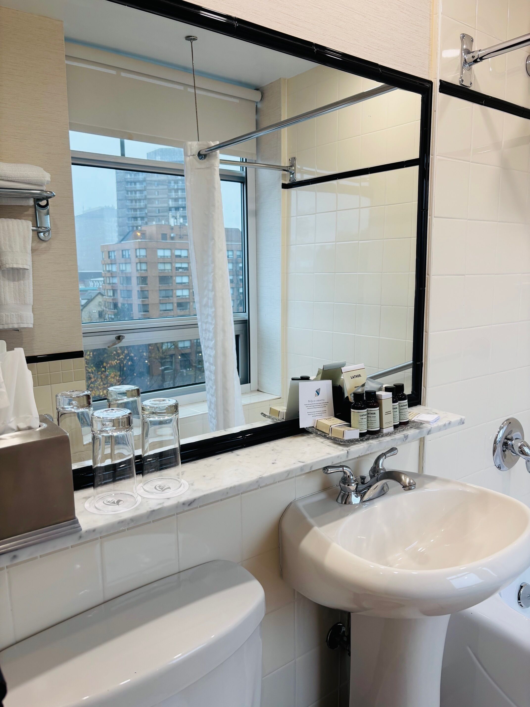 premium suite, park view | bathroom | combined shower/bathtub, free toiletries, hair dryer, towels