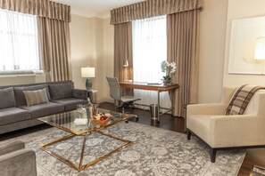 Suite – premium, parkutsikt | Oppholdsområde | En 46-tommers LED-TV med kabel-kanaler samt TV og filmkjøp