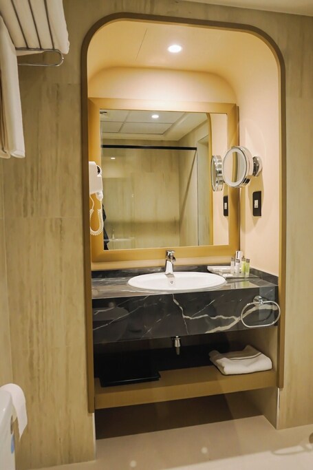 Sheraton Khalidiya Hotel - Image 12