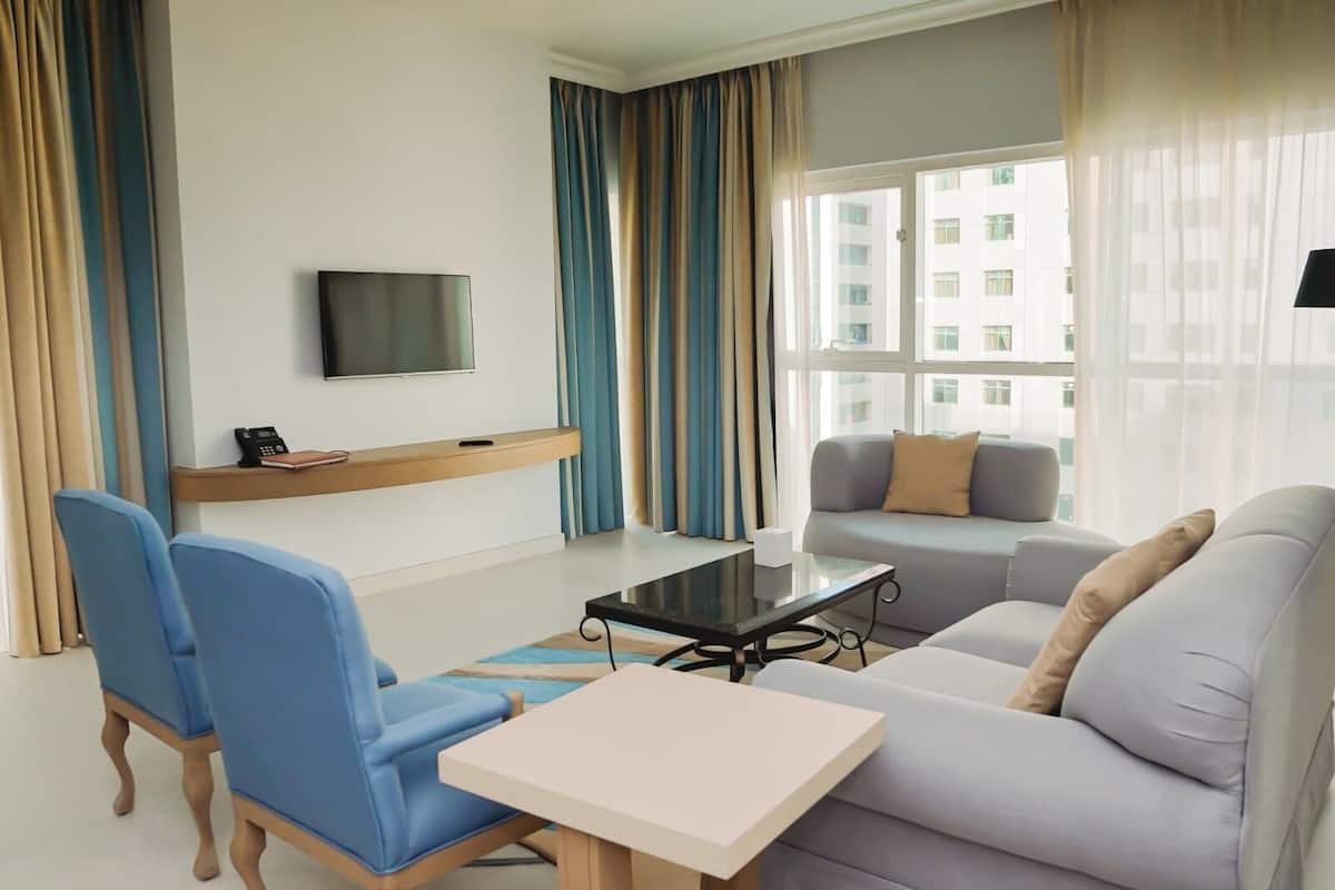 Deluxe Executive Suite City View | Living area