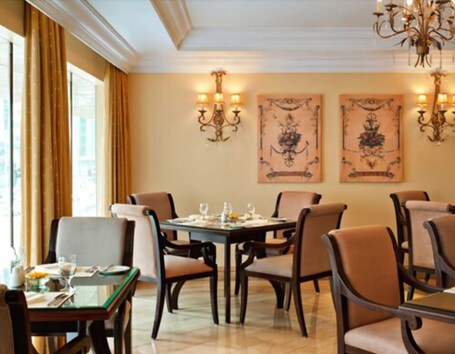 Sheraton Khalidiya Hotel - Image 38