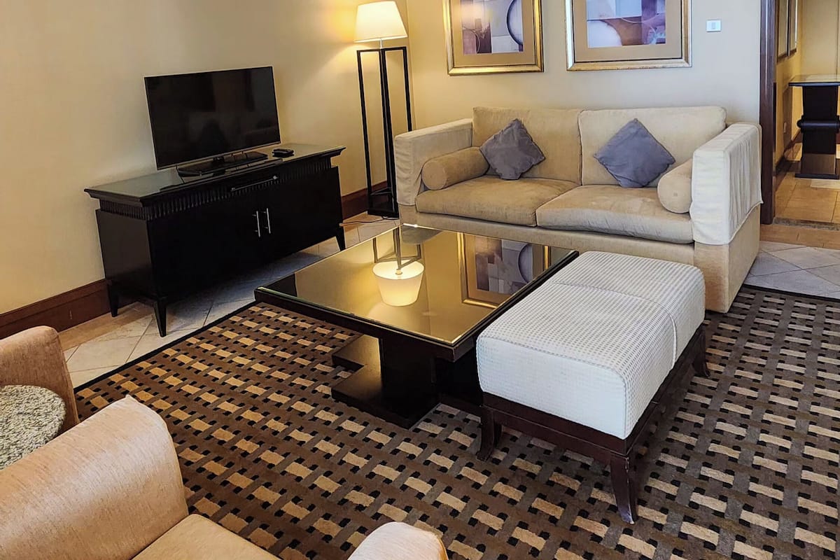Classic Junior Suite City View | Living area | LCD TV