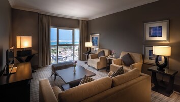 Classic Executive Suite Sea View | Bathroom | Combined shower/tub, free toiletries, slippers, towels