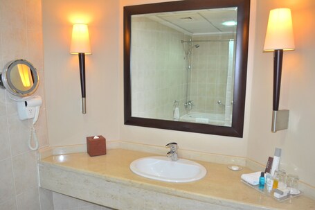 Sheraton Khalidiya Hotel - Image 23