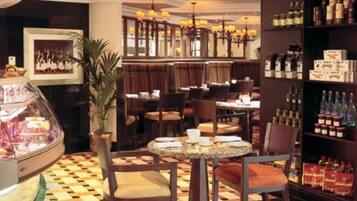 Sarapan bufet setiap hari (AED 47 seorang)