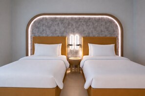 Minibar, in-room safe, desk, soundproofing - Sheraton Khalidiya Hotel (Abu Dhabi)