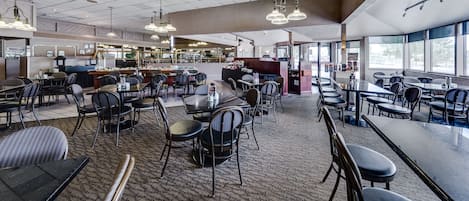Déjeuner, dßner et souper servis sur place; cuisine américaine