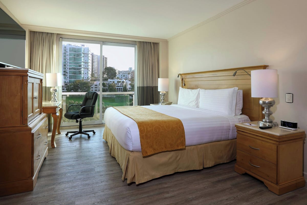 Chambre Deluxe, 1 trĂšs grand lit, non-fumeur, vue golf (Balcony)