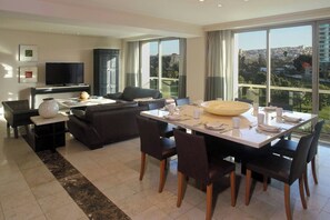 Minibar, coffre-fort, bureau, rideaux d’obscurcissement