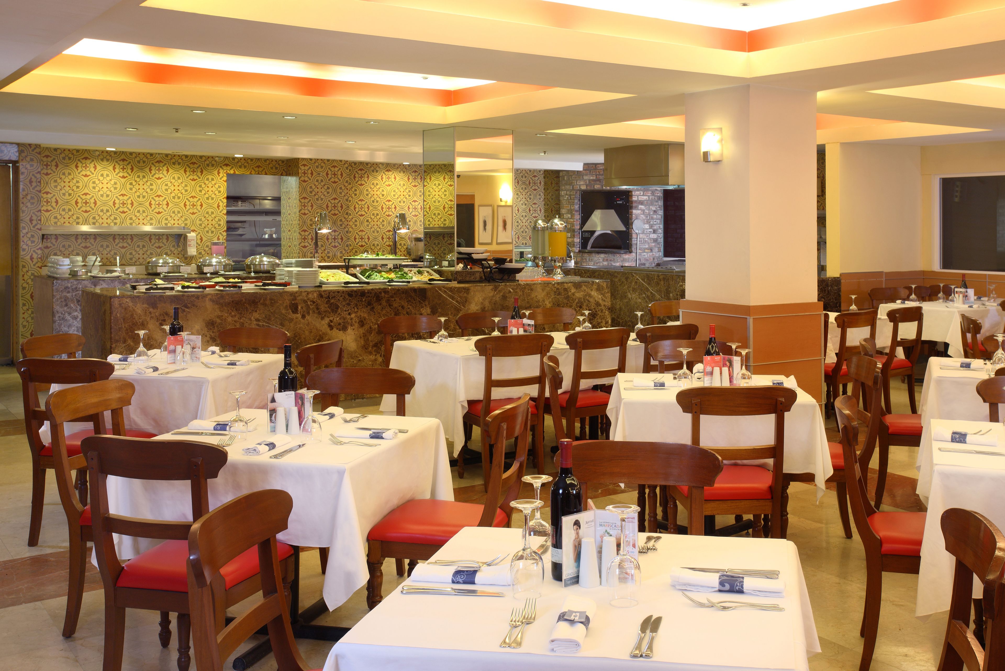 Petit déjeuner buffet (21.38 USD par personne)