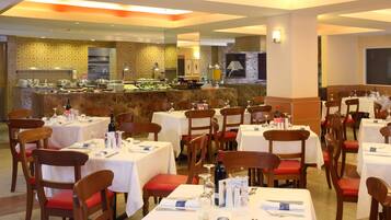 Desayuno buffet (USD 21.38 por persona)