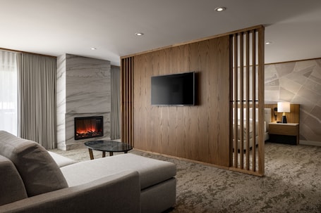 Parlor, King Bed, Preferred View | Premium bedding, pillowtop beds, in-room safe, blackout drapes. Banff Park Lodge