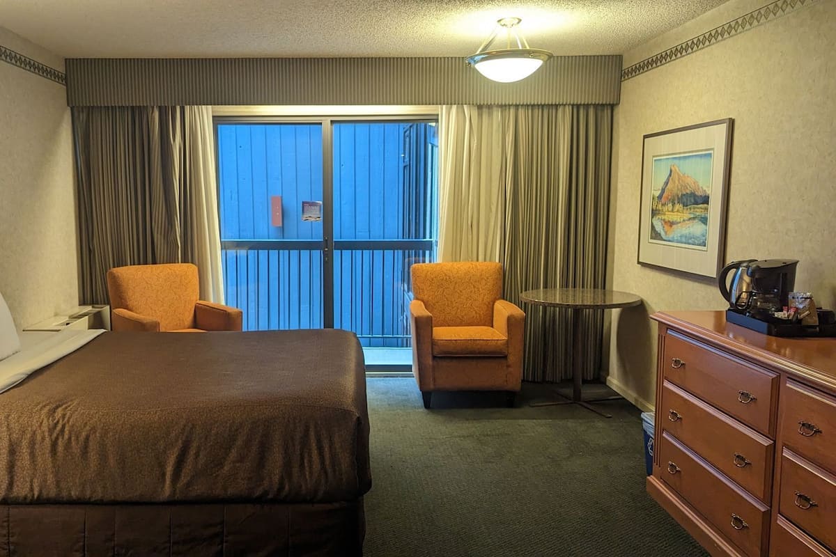 Premium bedding, pillowtop beds, in-room safe, blackout drapes