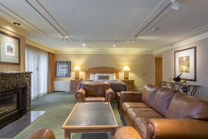Parlor, King Bed, Preferred View | Premium bedding, pillowtop beds, in-room safe, blackout drapes