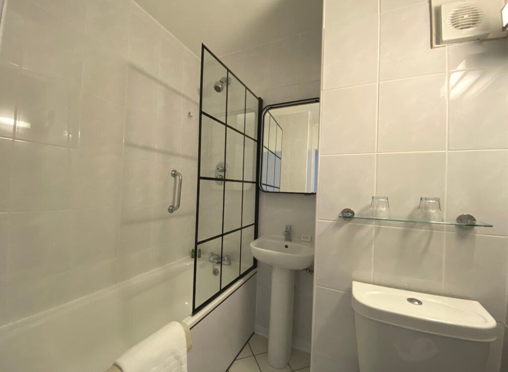 executive double room | bathroom | combined shower/bathtub, free toiletries, hair dryer, towels