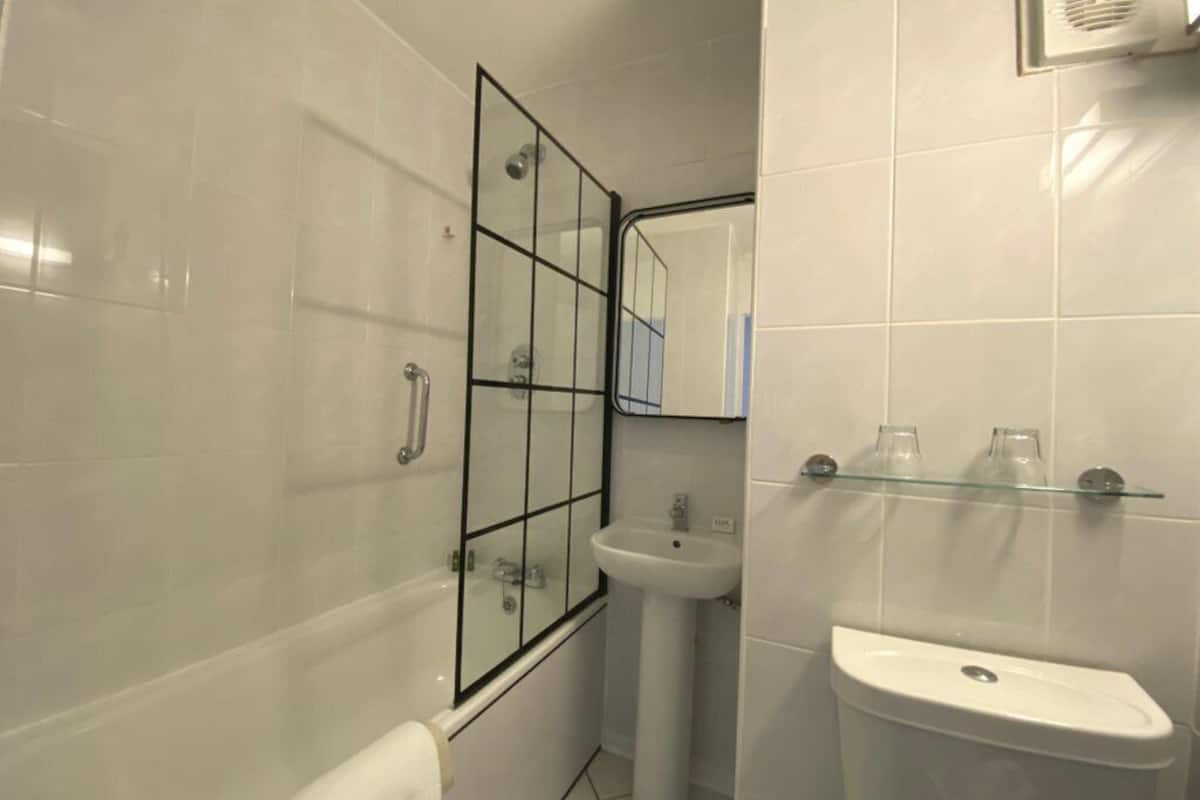 executive double room | bathroom | combined shower/bathtub, free toiletries, hair dryer, towels