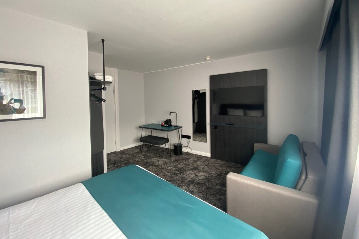 Executive Family Room | Escritorio, tabla de planchar con plancha, wifi gratis y ropa de cama