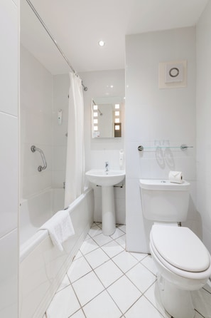 Combined shower/tub, free toiletries, hair dryer, towels - The Normandy Hotel (Renfrew)