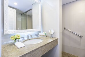 Ducha, artículos de tocador gratuitos, secador de pelo, toallas