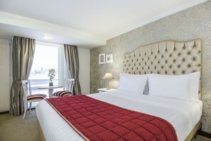 标准双床房 | 高档床上用品、迷你吧、客房内保险箱、办公桌