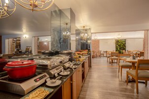 Café da manhã com buffet todos os dias mediante uma taxa