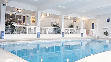 Innenpool, geöffnet von 07:00 Uhr bis 19:00 Uhr, Sonnenschirme