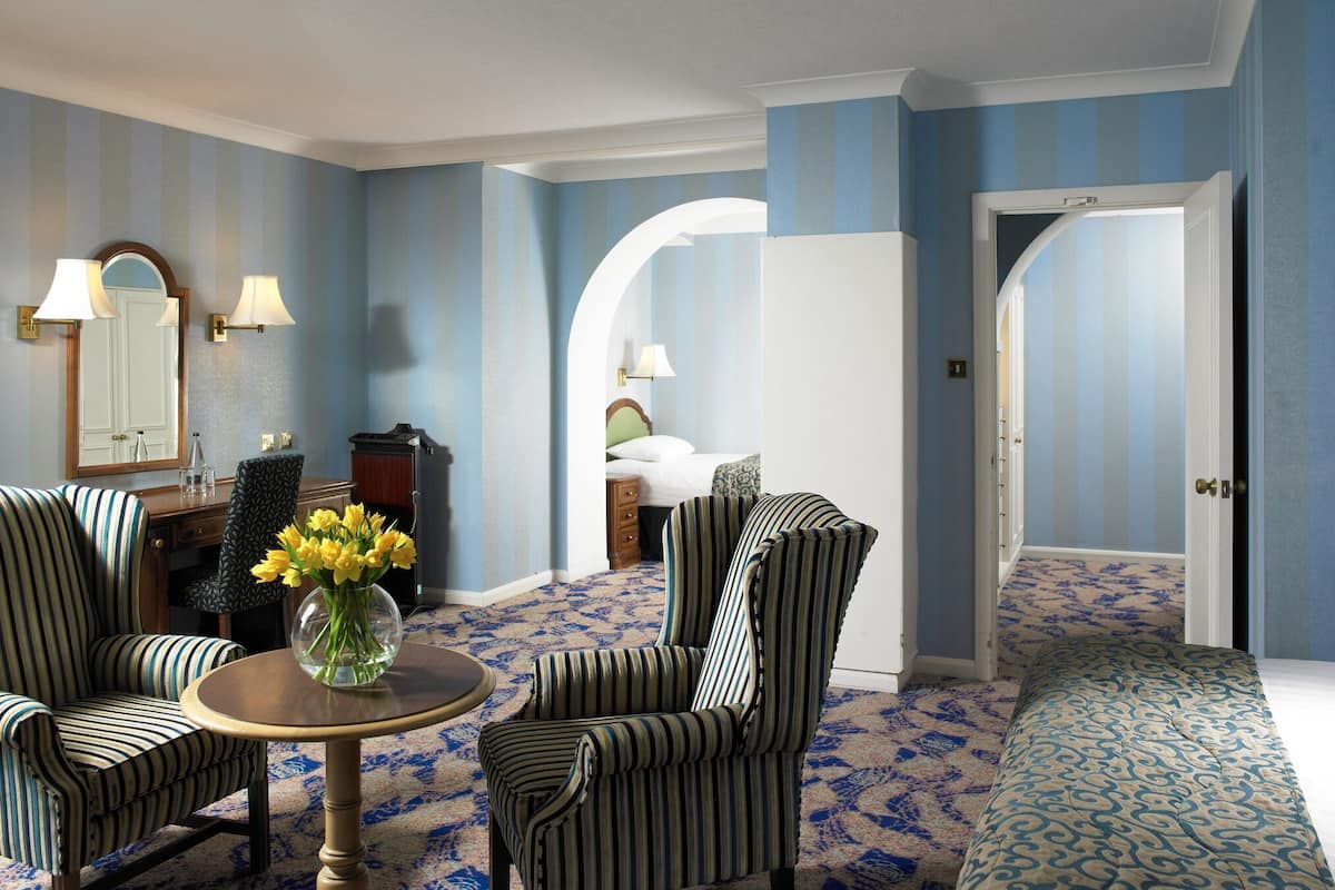 Deluxe Family Room | Allergiatestatut vuodevaatteet, tallelokero huoneessa