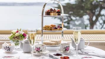 Serveert ontbijt, lunch, diner, Britse gerechten