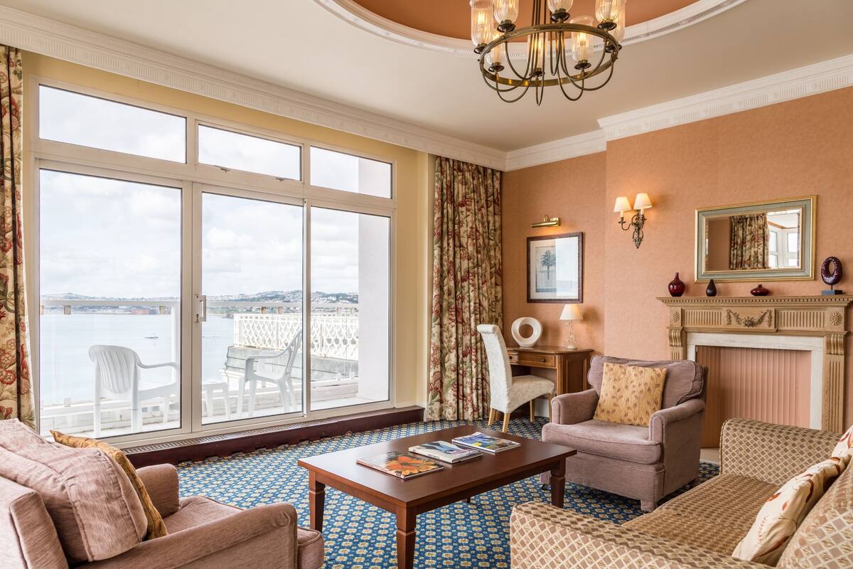 suite | living area | flat-screen tv