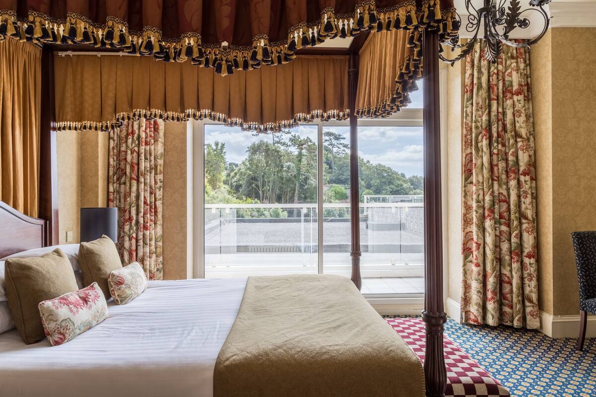 suite | hypo-allergenic bedding, in-room safe, individually decorated