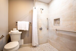 Douche, serviettes fournies, savon, shampooing