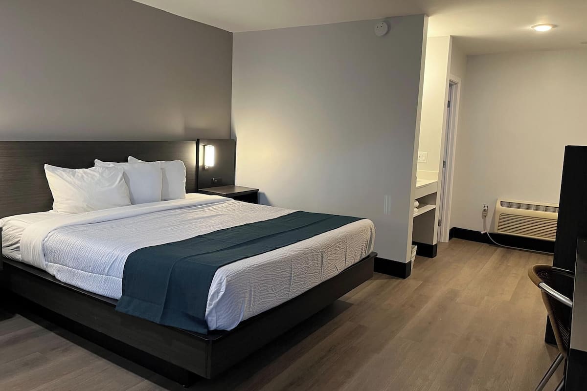 Egyptian cotton sheets, premium bedding, free WiFi, bed sheets