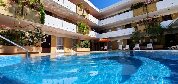 Una piscina al aire libre