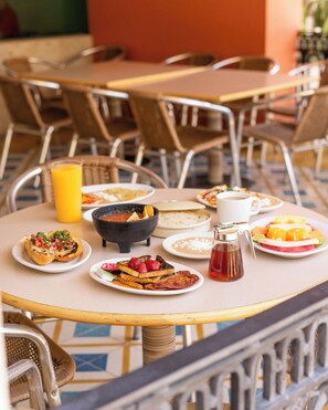 Breakfast, lunch, dinner served; Mexican cuisine  - Azteca Inn (Mazatlán)