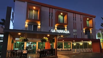 Fachada de la propiedad por la tarde o noche